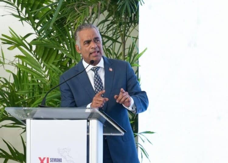 Ministro Joel Santos y autoridades de la Olacde en la apertura de la XI Semana de la Energía en Santo Domingo