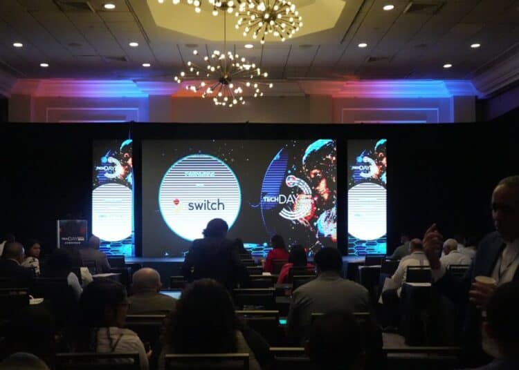 Emprendedores y jurado en el escenario del Startup World Cup 2026 en el Hotel Jaragua de Santo Domingo