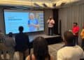 Persona revisando solicitud de crédito en aplicación móvil financiera en República Dominicana