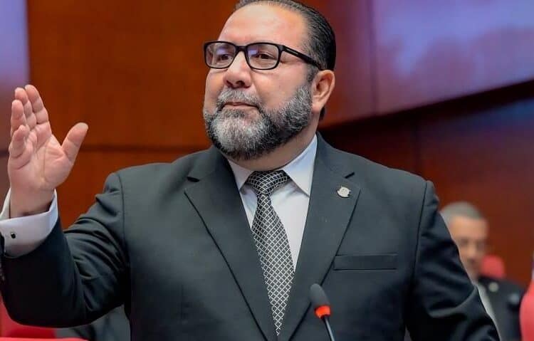 Senador Ramón Rogelio Genao en su curul en el Senado de la República Dominicana