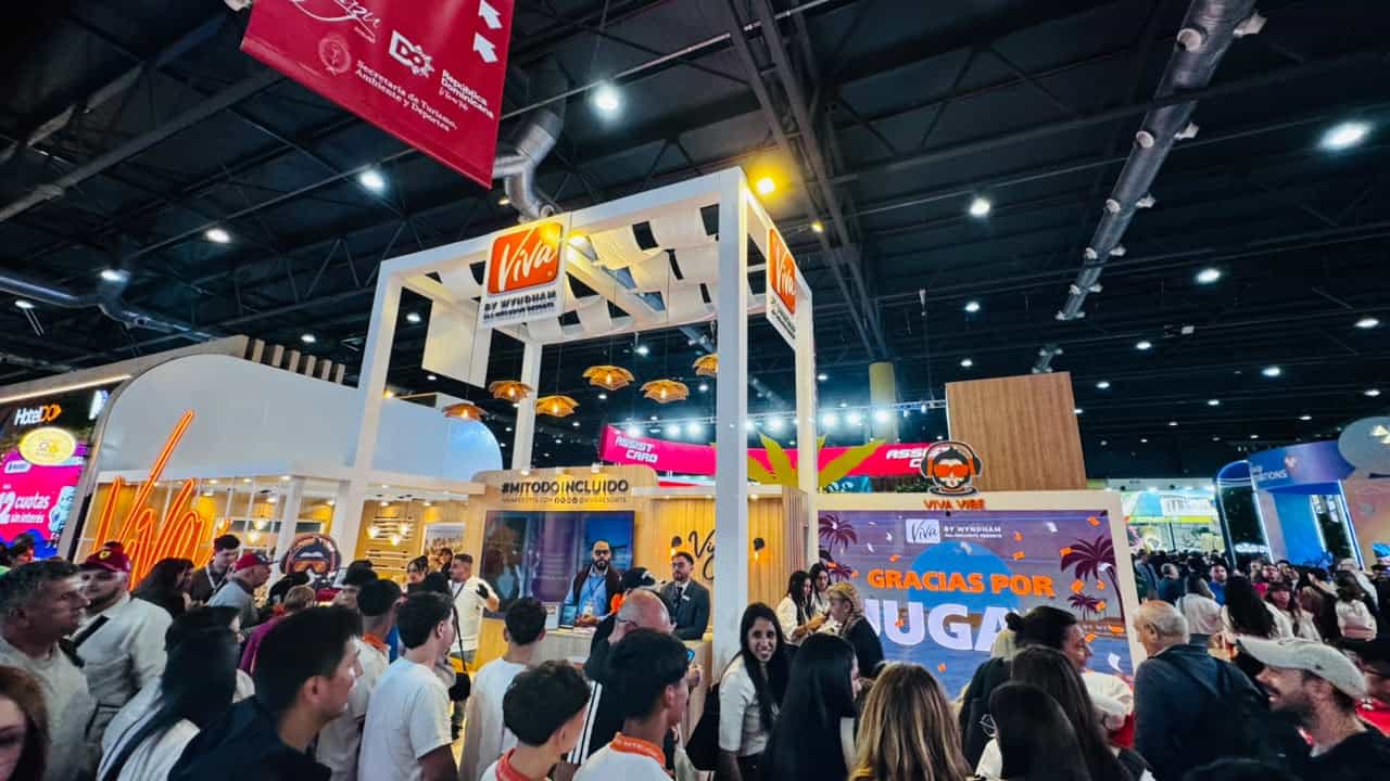 Stand de Viva by Wyndham rodeado de visitantes en la FIT Buenos Aires.