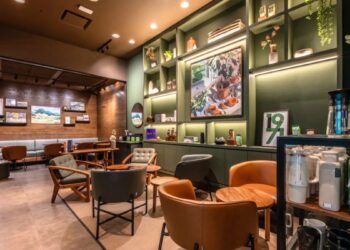 Fachada de una cafetería Starbucks con letreros de cierre temporal durante reestructuración corporativa