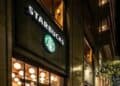 Brian Niccol, CEO de Starbucks, ante analistas en presentación de resultados del cuarto trimestre fiscal