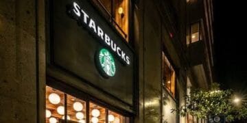Brian Niccol, CEO de Starbucks, ante analistas en presentación de resultados del cuarto trimestre fiscal