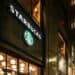 Brian Niccol, CEO de Starbucks, ante analistas en presentación de resultados del cuarto trimestre fiscal