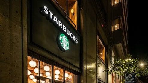 Brian Niccol, CEO de Starbucks, ante analistas en presentación de resultados del cuarto trimestre fiscal
