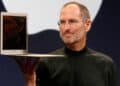 Tim Cook y John Ternus, directivos de Apple, rinden homenaje a Steve Jobs en el 15 aniversario de su muerte
