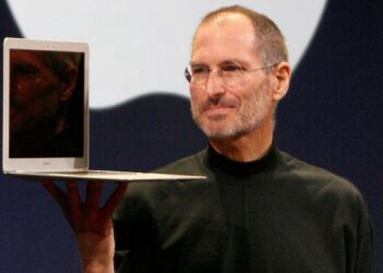 Tim Cook y John Ternus, directivos de Apple, rinden homenaje a Steve Jobs en el 15 aniversario de su muerte