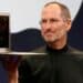 Tim Cook y John Ternus, directivos de Apple, rinden homenaje a Steve Jobs en el 15 aniversario de su muerte