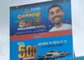Fachada de una banca de lotería en República Dominicana con trabajadora en caseta pequeña