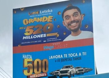 Fachada de una banca de lotería en República Dominicana con trabajadora en caseta pequeña