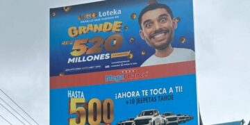 Fachada de una banca de lotería en República Dominicana con trabajadora en caseta pequeña
