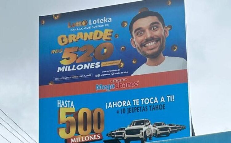 Fachada de una banca de lotería en República Dominicana con trabajadora en caseta pequeña