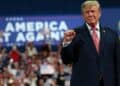 Donald Trump hablando en un mitin político en Iowa ante seguidores republicanos