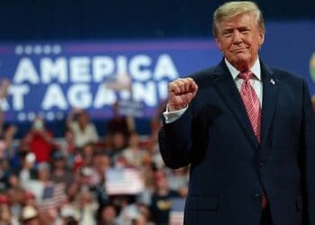 Donald Trump hablando en un mitin político en Iowa ante seguidores republicanos