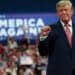 Donald Trump hablando en un mitin político en Iowa ante seguidores republicanos