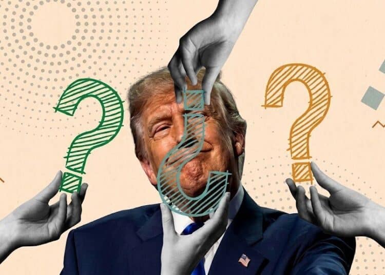 Donald Trump hablando en convención republicana ante simpatizantes, con banderas de Estados Unidos al fondo
