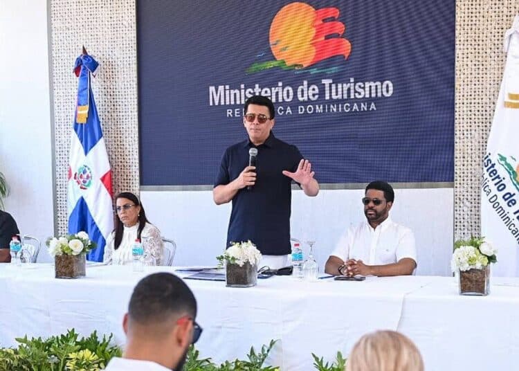 Ministro David Collado en la entrega de parques remozados en Boca Chica, República Dominicana