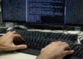 Pantalla de código PHP en servidor con alerta de ciberseguridad activada por vulnerabilidad crítica PHP2Shell
