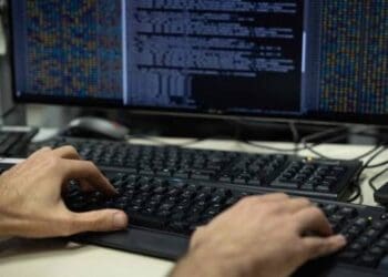 Pantalla de código PHP en servidor con alerta de ciberseguridad activada por vulnerabilidad crítica PHP2Shell