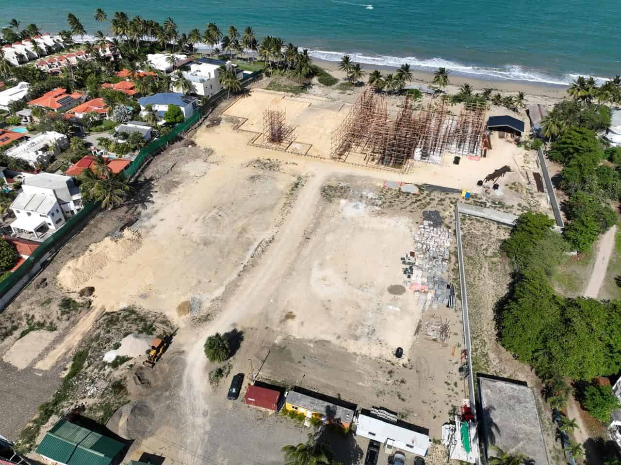 Vista aérea del terreno costero en Cabarete donde se construyen las bases y estructuras metálicas del proyecto ICON frente