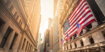 Pantalla del índice Dow Jones en la Bolsa de Nueva York mostrando variaciones al inicio de la sesión del lunes