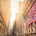 Pantalla del índice Dow Jones en la Bolsa de Nueva York mostrando variaciones al inicio de la sesión del lunes