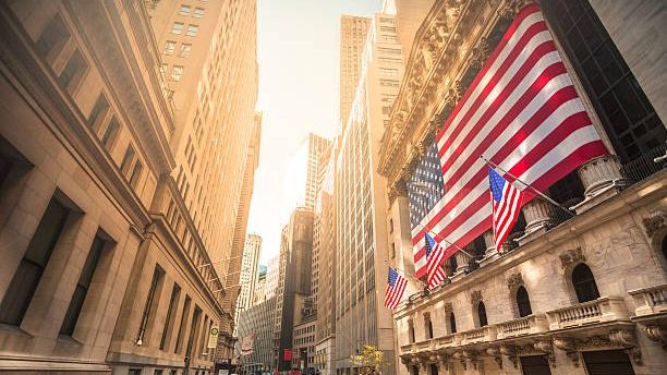 Pantalla del índice Dow Jones en la Bolsa de Nueva York mostrando variaciones al inicio de la sesión del lunes