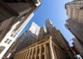 Pantallas del índice Dow Jones en la Bolsa de Nueva York durante la apertura del martes 13 de octubre