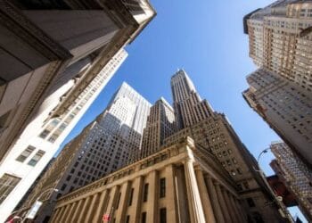 Pantallas del índice Dow Jones en la Bolsa de Nueva York durante la apertura del martes 13 de octubre