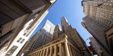Pantallas del índice Dow Jones en la Bolsa de Nueva York durante la apertura del martes 13 de octubre