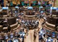 Pantalla del Nasdaq mostrando caída en acciones tecnológicas por preocupaciones sobre deuda en inteligencia artificial