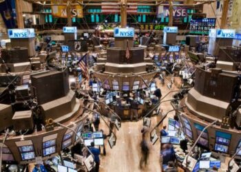 Pantalla del Nasdaq mostrando caída en acciones tecnológicas por preocupaciones sobre deuda en inteligencia artificial