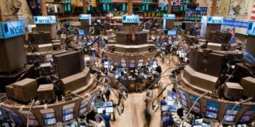 Pantalla del Nasdaq mostrando caída en acciones tecnológicas por preocupaciones sobre deuda en inteligencia artificial