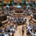 Pantalla del Nasdaq mostrando caída en acciones tecnológicas por preocupaciones sobre deuda en inteligencia artificial