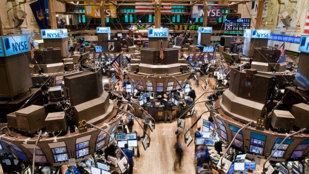 Pantalla del Nasdaq mostrando caída en acciones tecnológicas por preocupaciones sobre deuda en inteligencia artificial