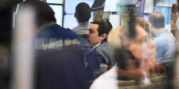 Operadores en la Bolsa de Nueva York observan pantallas con caídas en los índices bursátiles el 1 de octubre de 2026