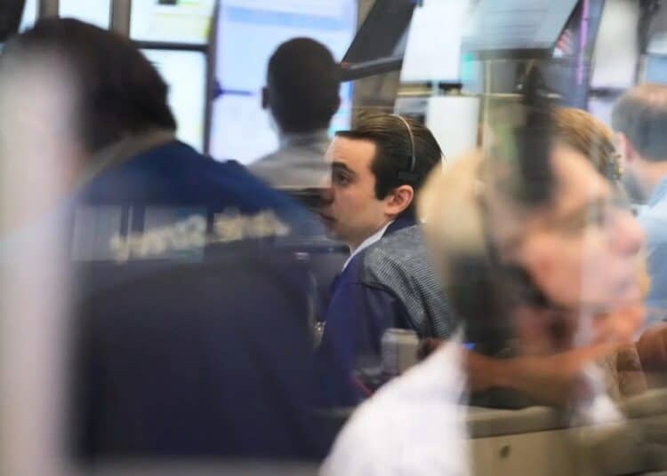 Operadores en la Bolsa de Nueva York observan pantallas con caídas en los índices bursátiles el 1 de octubre de 2026