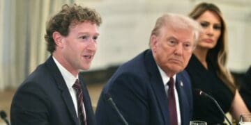 Mark Zuckerberg en evento tecnológico junto a representantes del Gobierno Trump y Google durante anuncio de inversión en IA biomédica
