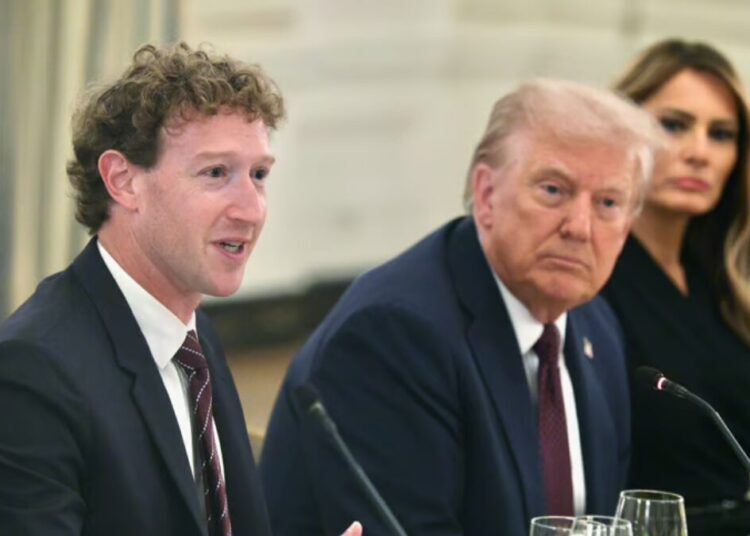 Mark Zuckerberg en evento tecnológico junto a representantes del Gobierno Trump y Google durante anuncio de inversión en IA biomédica